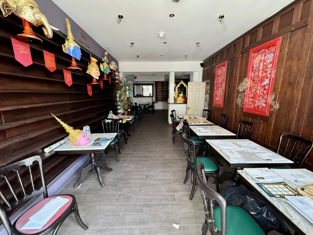 Lot: 24 - VACANT COMMERCIAL UNIT WITH POTENTIAL - Ground floor dining area